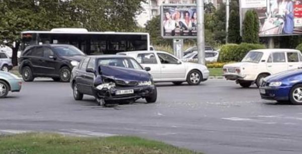 Две коли се помляха при страшен сблъсък до Метро