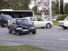 Две коли се помляха при страшен сблъсък до Метро