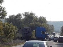 Камион премаза кола край Плевен