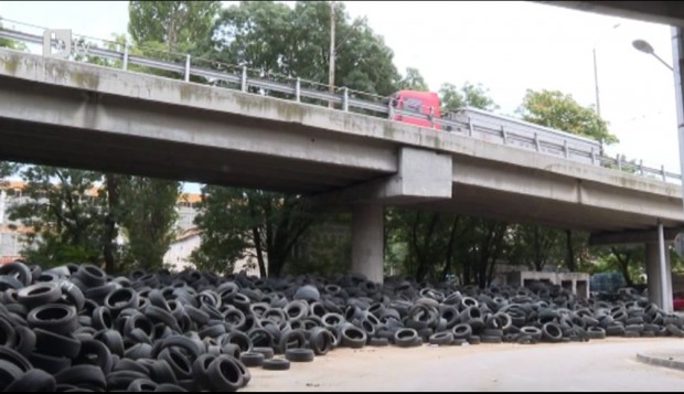 bTV
Планина от стари автомобилни гуми се складират от Община Варна
