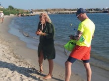 Жана Бергендорф се срамува да се съблече на плажа, крие се под огромни рокли