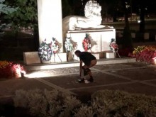 Отврат! Мъж се облекчи пред паметник