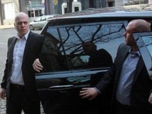Слави Трифонов се движи в брониран джип и 7 души охрана, мутри бдят и над топимота му