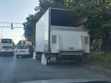 Камион, паркиран от месеци пред известен ресторант, затруднява движението