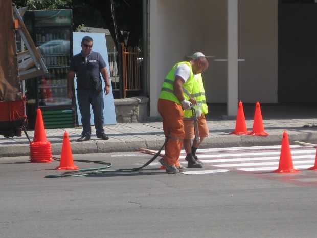 Дейности по обновяване на пешеходната маркировка се извършват във Варна