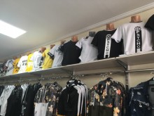 Удар на полицията в Пазарджик, иззе стотици нелегални маркови дрехи