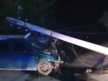 Шофьор се блъсна в електрически стълб и остави 200 души без ток