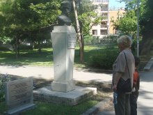 Табели в Цар Симеоновата градина поясняват кой какъв е на паметника