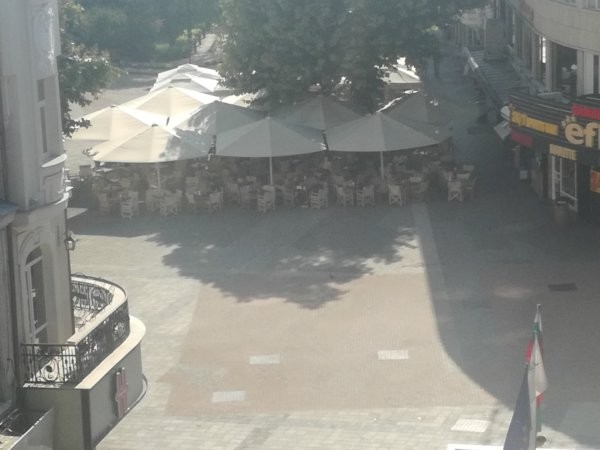Слънце и жега на пълни обороти опразниха Пловдив