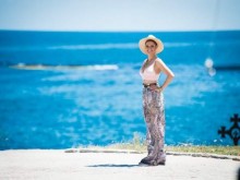 Алекс Сърчаджиева ухажвана от двама мъже на морето