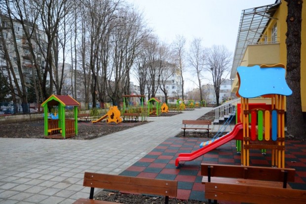 Игровите площадки в 10 детски ясли, които са с общ