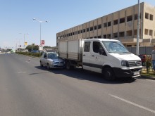 Поредна катастрофа около Панаира! Кола се навря под общински камион