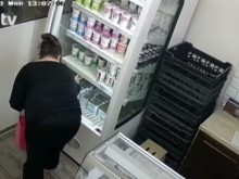 Симпатично синеоко момиче извърши една от най-скандалните кражби
