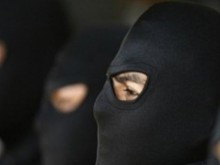 Четирима с маски нападнаха баща и син в гората
