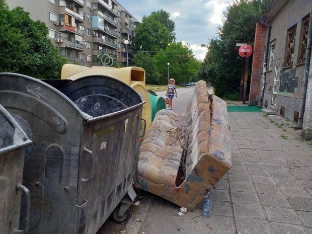 Призовават пловдивчани да изхвърлят стара покъщнина само в събота и неделя