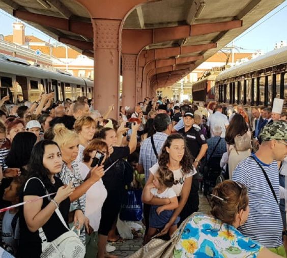 БНР
Легендарният и луксозен влак Ориент Експрес пристигна с едночасово закъснение