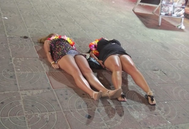 Фейсбук
Снимка на пияни туристки в Слънчев бряг стана хит в