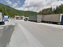 Неприятности за младеж, препречил пътя с колата си заради скъпите горива