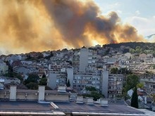 Голям пожар бушува в Стара Загора, евакуират деца