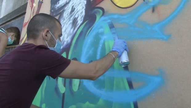 bTV
Деца и възрастни се обучават да рисуват улични графити Уникалното