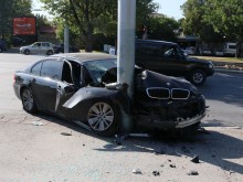 BMW се вряза в стълб в Кючука! Свидетел: Поршето е виновно!