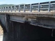Мост на АМ "Тракия" се руши и пада върху преминаващите автомобили