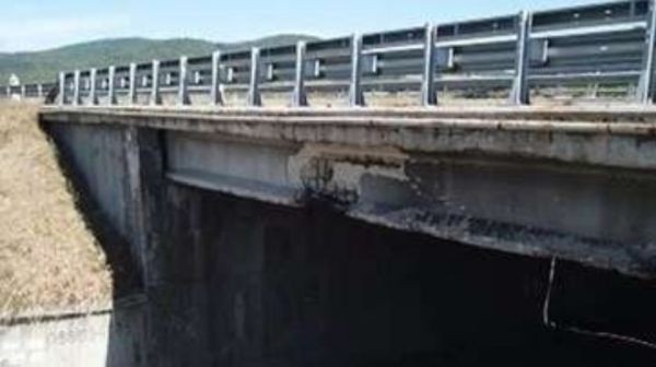 бТВ
Мост на магистрала Тракия се руши, а части от него падат върху