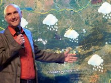 Емо Чолаков не сваля дрехите дори на плажа