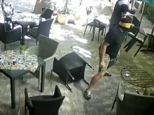 Мъже с маски нахлуха в пловдивско заведение, кадрите с нечовешка агресия са потресаващи!