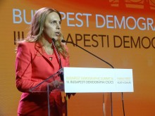 Вицепремиерът Николова: Демографската ни политика е насочена към цялото население на България