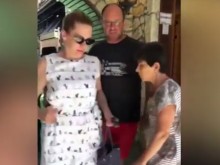 Изритаха с псувни рускиня от заведение в Несебър! Нарекоха я боклук и мърша!
