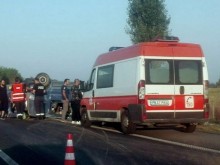 Кошмар на АМ "Тракия"! След удар в мантинелата, жена изпадна на пътното платно