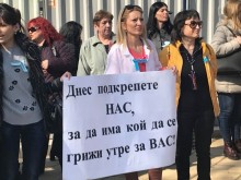 Полицаи застават редом до медицинските сестри на пореден протест