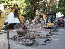 Ремонт кипи пред Съдебната палата и вътре в сградата