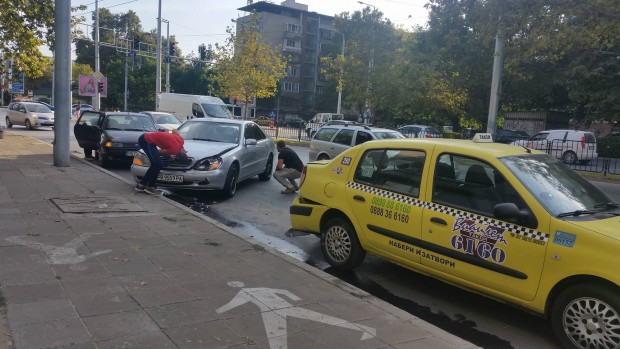 Шофьор се заби в такси по бул."Източен"