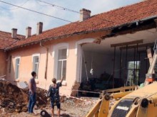 Багер събори стена на 130-годишно училище погрешка