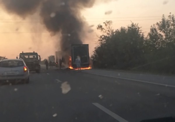 ТИР с бира пламна на магистралата край Пловдив