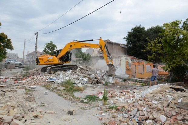 38 незаконни постройки се събарят в момента в циганската махала