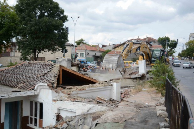 Дейностите по събаряне на незаконни постройки в Максуда продължават По