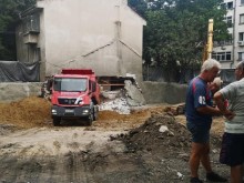 Срути се част от сграда в Бургас, евакуираха възрастен мъж!