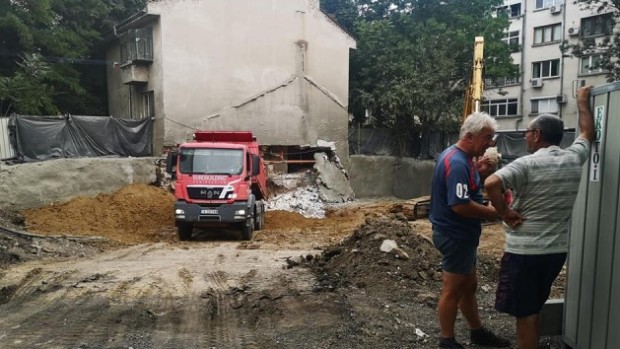 bTV
Стена на жилищна сграда се е срутила на бургаската улица