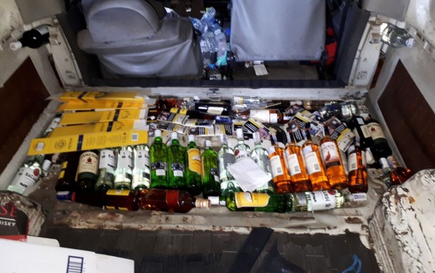 Алкохол в тайник на лекотоварен автомобил пътуващ от България за