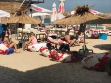 Сервитьори колабират в летните жеги на плажа