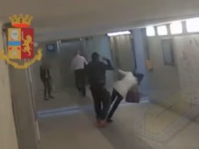 Брутални кадри! Чернокож имигрант нападна две жени на гара в Италия