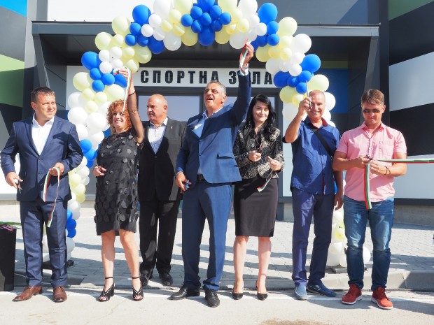 Откриха новата спортна зала в Труд