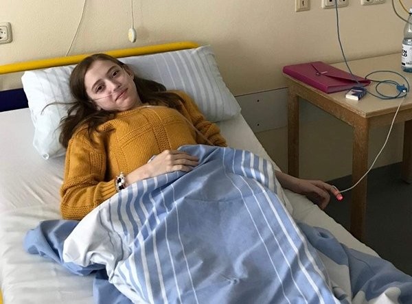 Фейсбук
17 годишната Дария Димитрова която страда от муковисцидоза вече е в