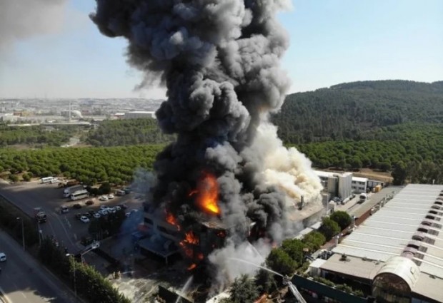 Голям пожар избухна в химически завод в промишлената зона Тузла