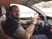 Изгоненият побойник от "Фермата" се хвали с колекция от лъскави возила