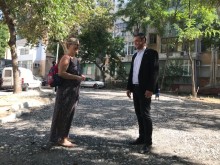 Щастливи майки благодарят на Георги Стаменов за строежа на нова детска площадка