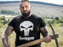 Изгоненият грубиянин от "Фермата" биел барманки и сервитьорки по морето